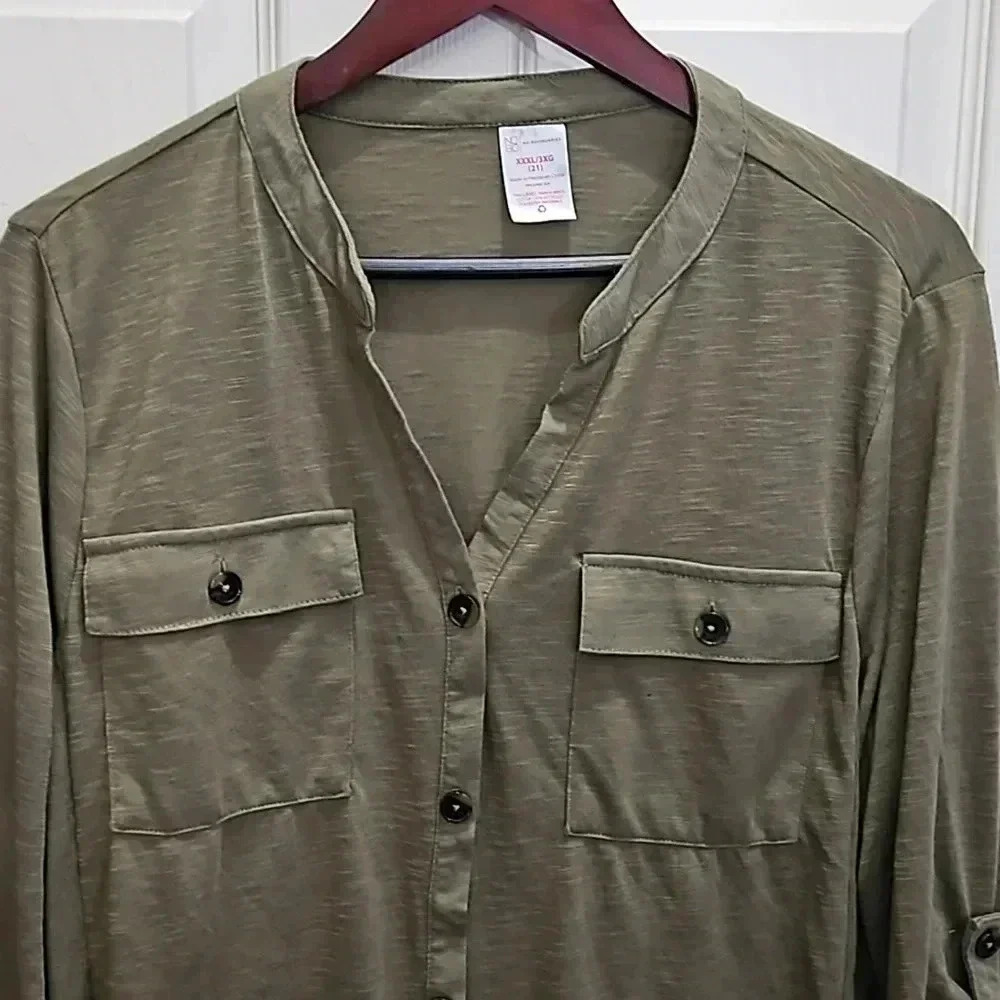 No Boundaries Army Green Roll Tab Sleeve Plus Size top Size 3X - Picture 2 of 8